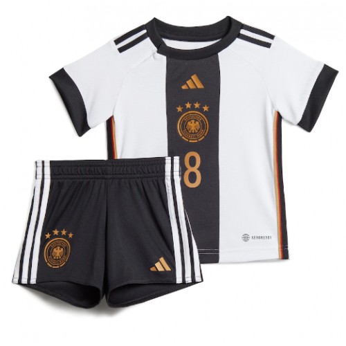 Tyskland Leon Goretzka #8 kläder Barn VM 2022 Hemmatröja Kortärmad (+ korta byxor) Tyskland Leon Goretzka #8 kläder Barn VM 2022 Hemmatröja Kortärmad (+ korta byxor)
